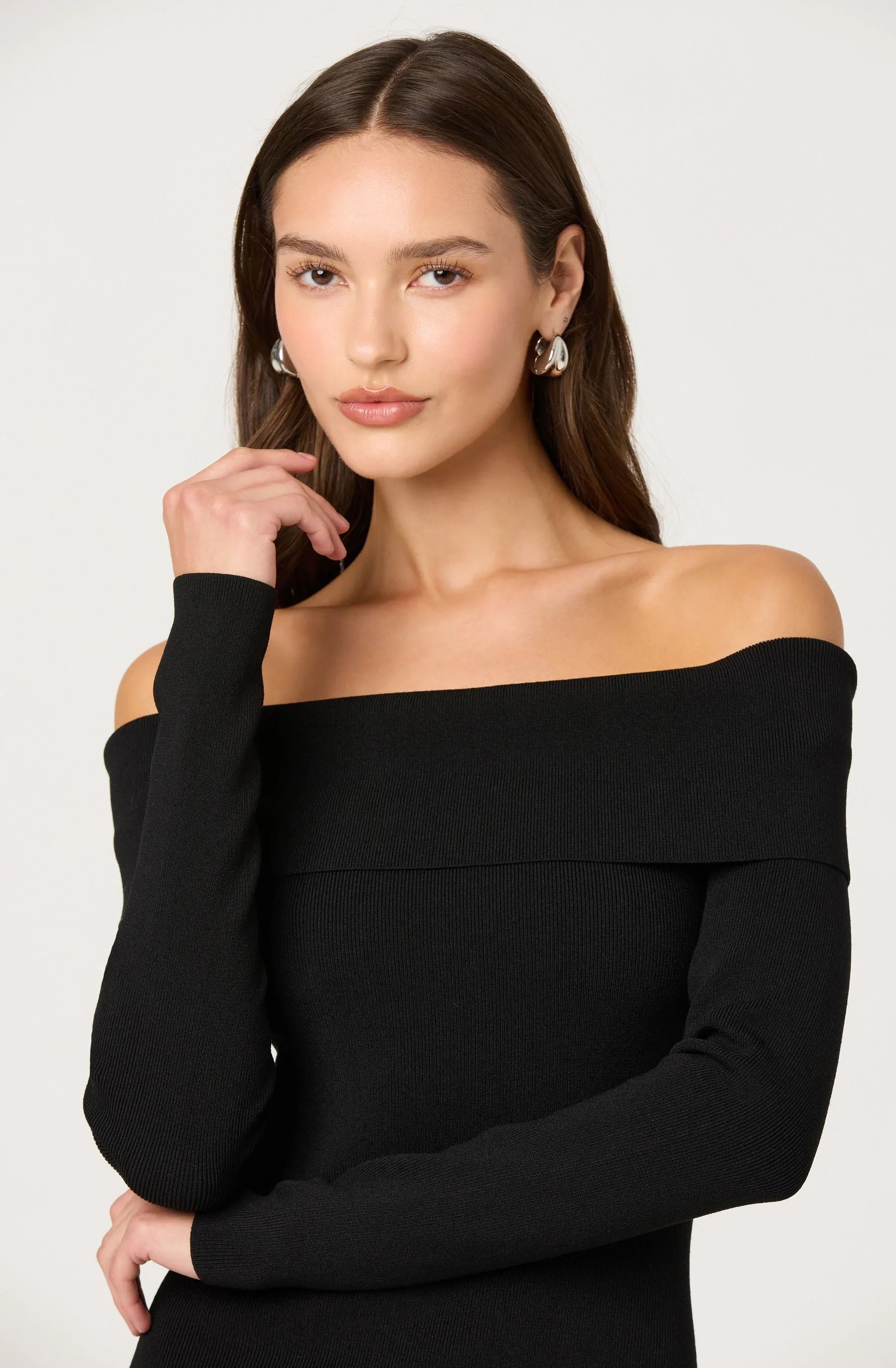 Lbruh Lidia Off-Shoulder Pleated Midi Dress