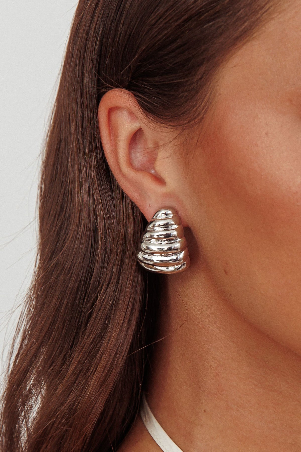Lune Ribbed Croissant Earrings Dark Silver Main image