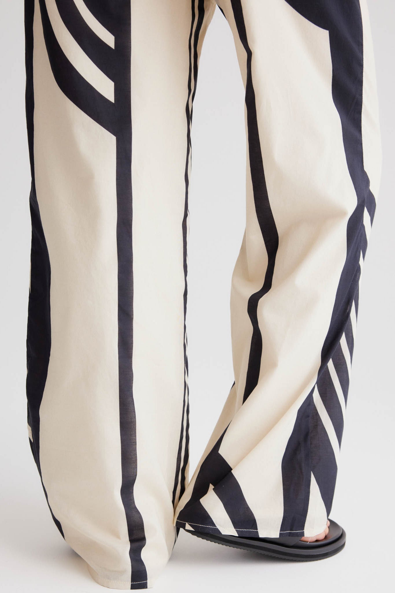 SNDYS Alba Pant Black Print Secondary image