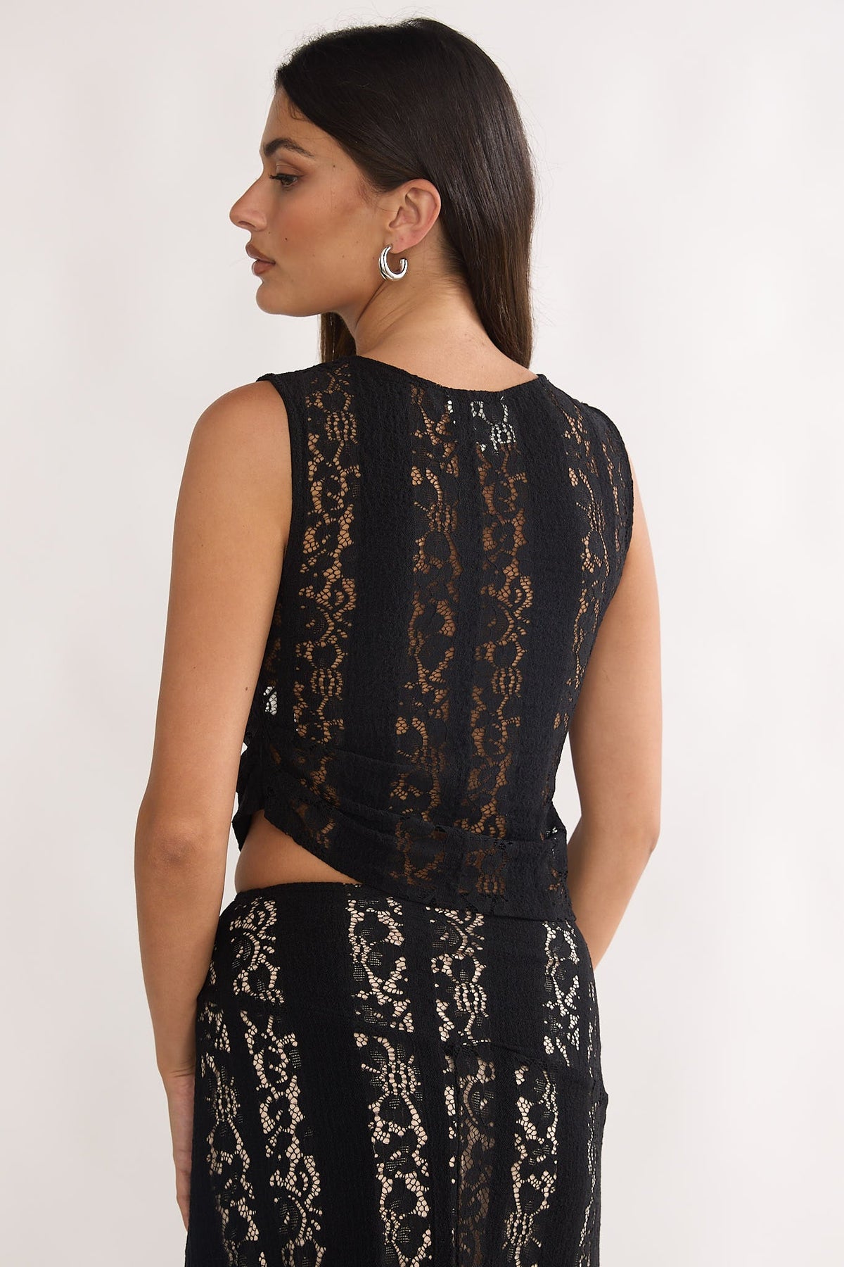 Eleesa Asymmetric Hem Top Lace Black