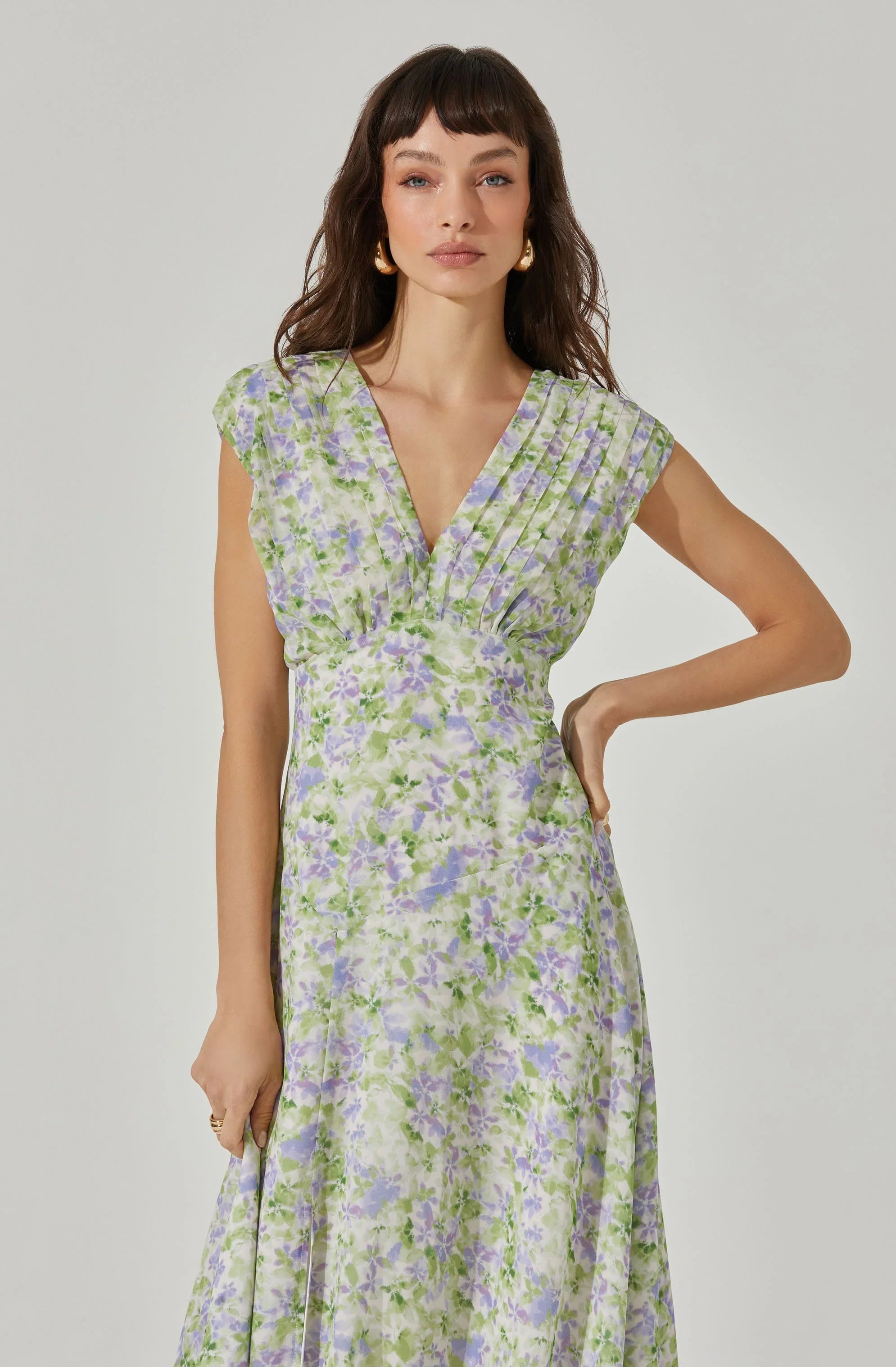 Lbruh V-Neck Pleated Floral Midi Dress
