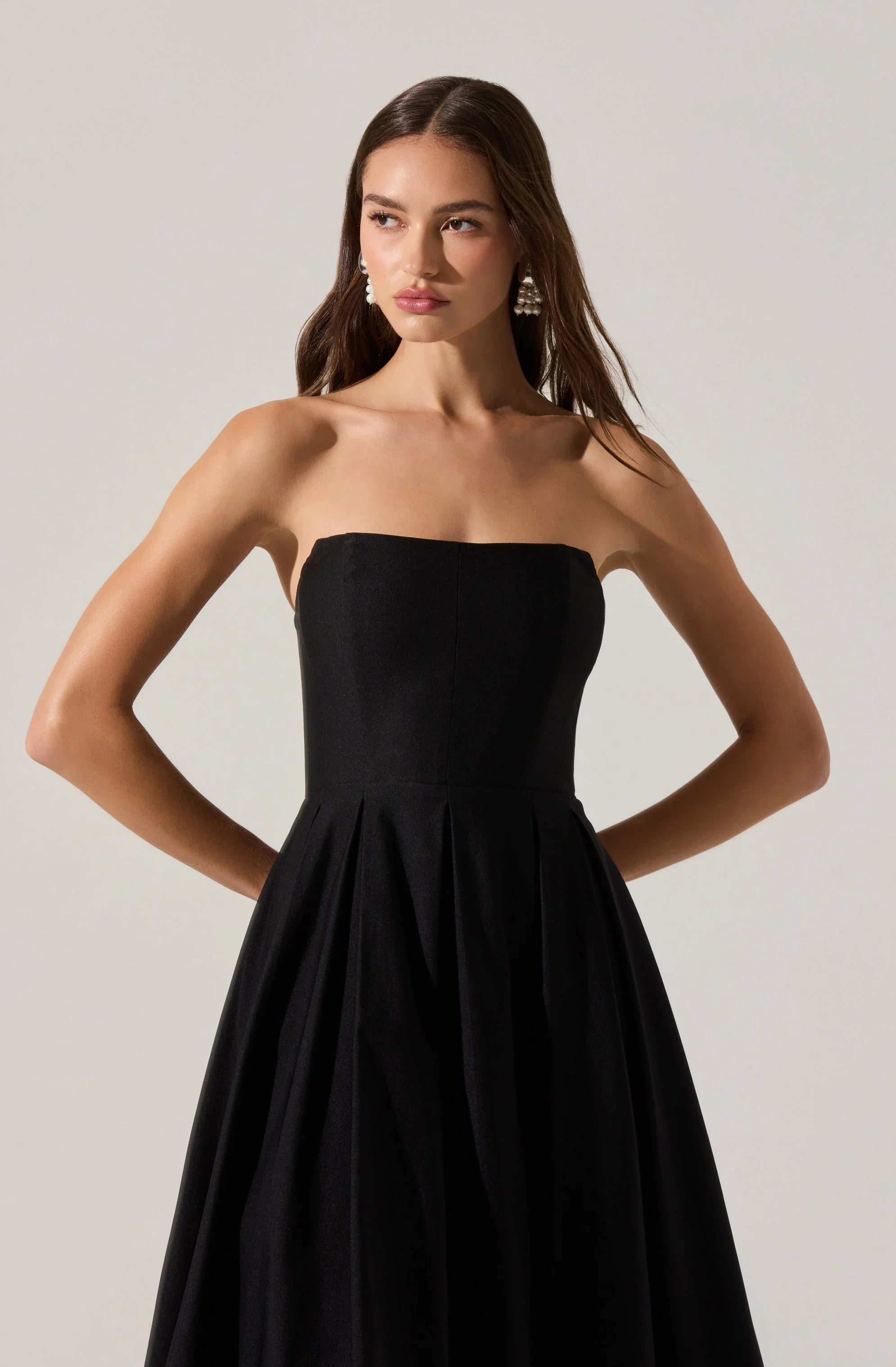 Lbruh Reiona Strapless Pleated Midi Dress